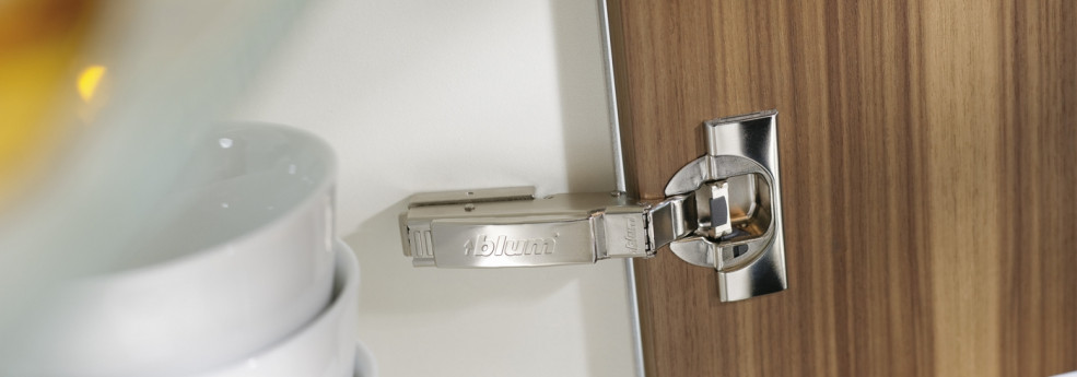 blum Topfscharniere mit integrierter Dämpfung